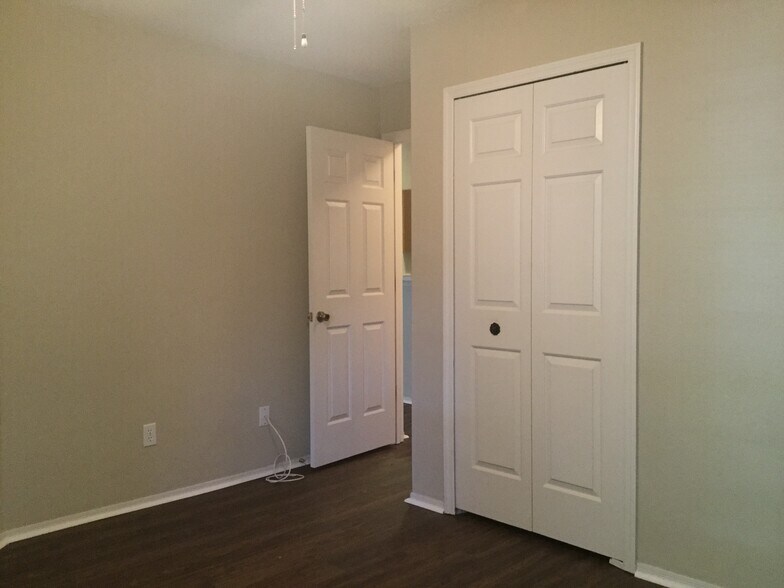 Building Photo - 541 Coventry Ct