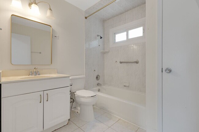 Building Photo - 421 Collen Dr
