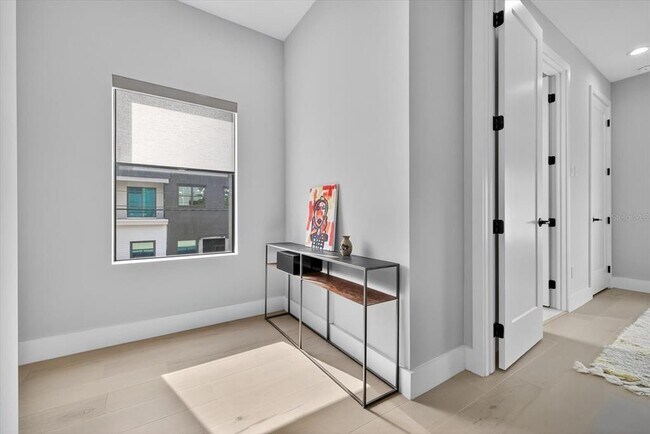 Building Photo - 423 W Amelia Ave