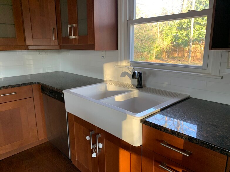 Farmers sink - 3733 Blandwood Dr