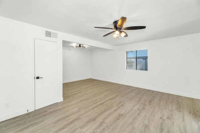 Building Photo - Stylish 1-Bedroom Living Near Old Town Sco...