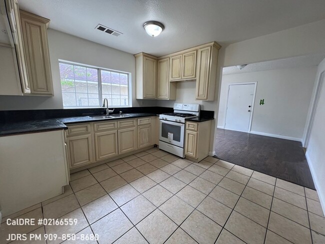 Building Photo - Rialto 2 bedroom Home