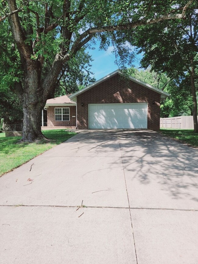 Building Photo - South East Springfield - Southern Hills Ho...
