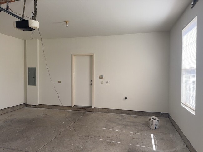 Building Photo - 2216 Evergreen Cir