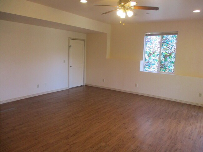 Building Photo - Walkout Basement Apartment - PRICED TO RENT - AVAIL 6/1/26