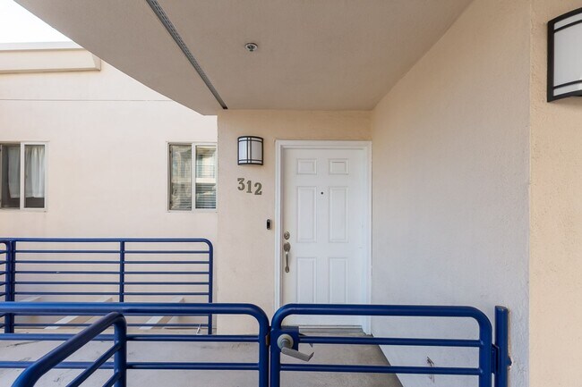Building Photo - AMAZING 2/2 MARINA DISTRICT CONDO WITH 2 A...