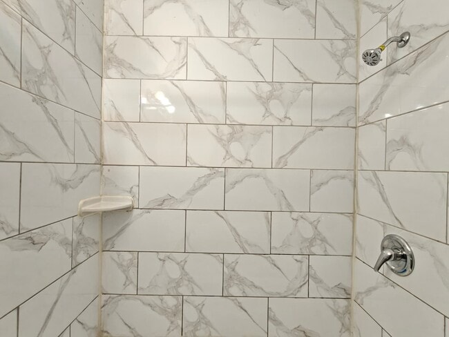 Building Photo - 7108 Oxford Ave