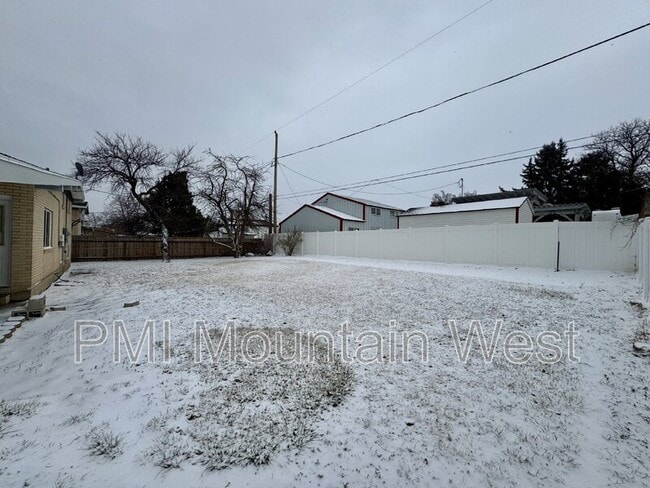 Building Photo - 4927 W Pavant Ave