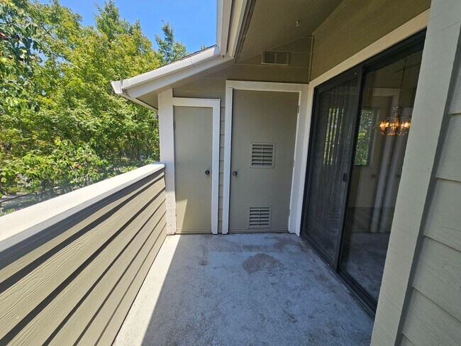Building Photo - Great Location.... Gorgeous 2 Bedroom 2 Bath End Unit Condo in North San Jose
