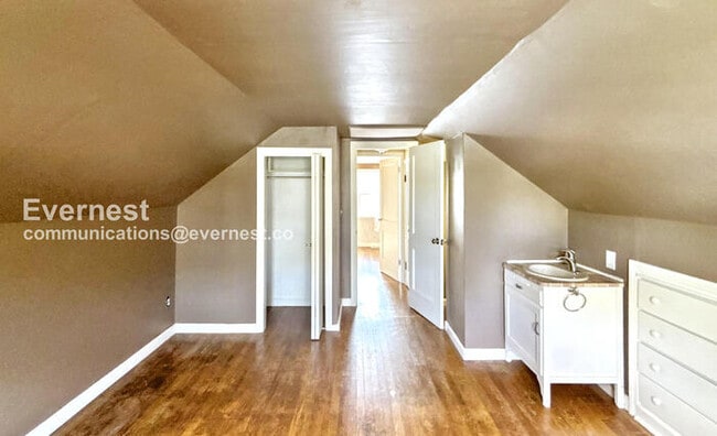 Building Photo - 887 W 10th Ave