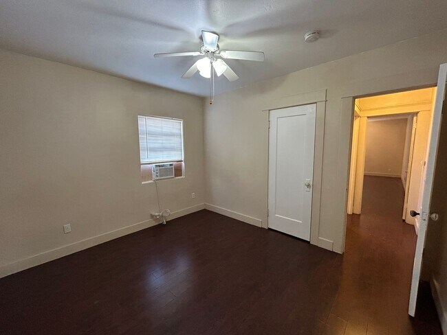 Building Photo - Charming 3 Bed/2 Bath in SW Bakersfield w/...