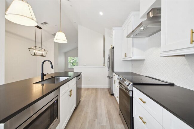 Building Photo - 1602 Park Lake St