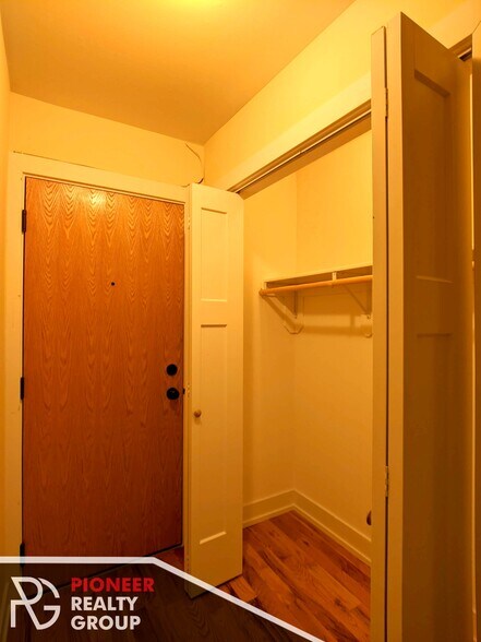 Building Photo - 557 W Arlington Pl