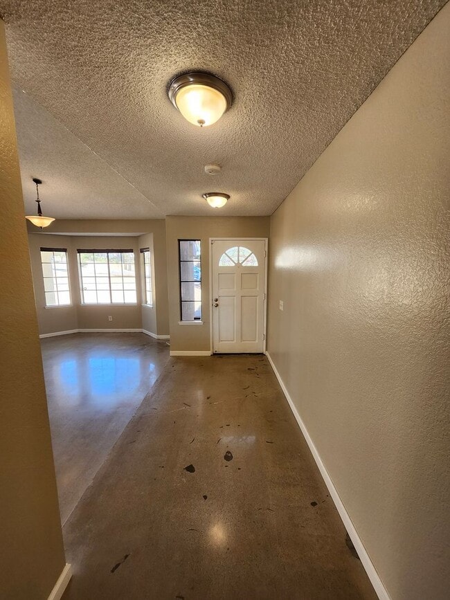 Building Photo - Charming Single-Story Home