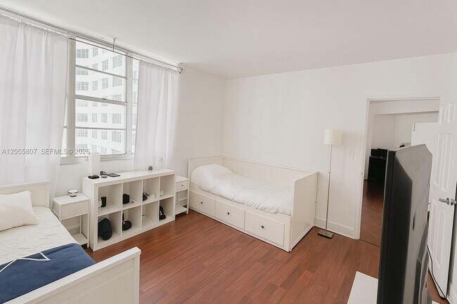 Building Photo - 905 Brickell Bay Dr