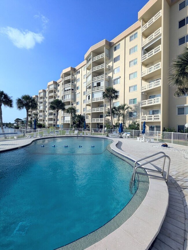 Building Photo - Fully Furnished Admiralty Club Riverfront ...