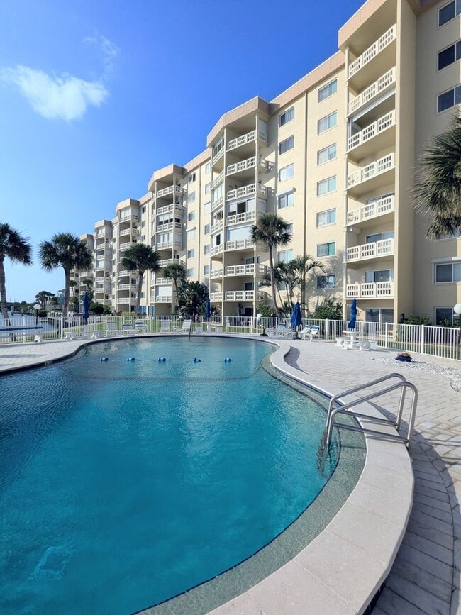Primary Photo - Fully Furnished Admiralty Club Riverfront ...