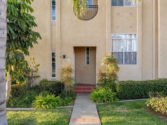 Building Photo - TOTALLY REMODELED, BLOCKS TO THE BEACH!