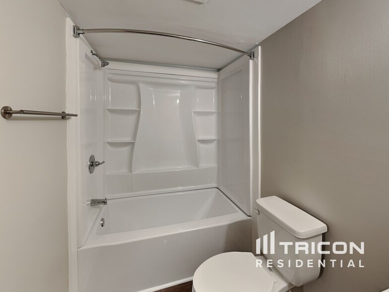 Building Photo - 703 Players Ct