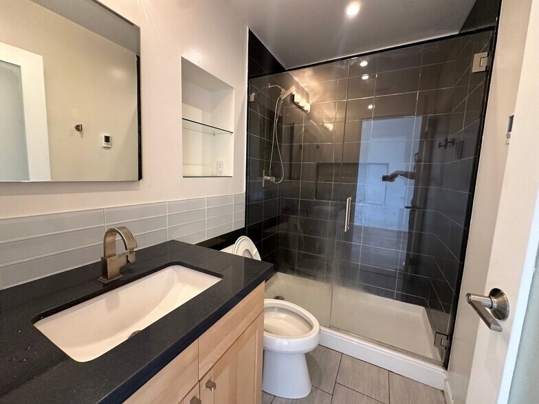 bathroom - 3 Embarcadero W