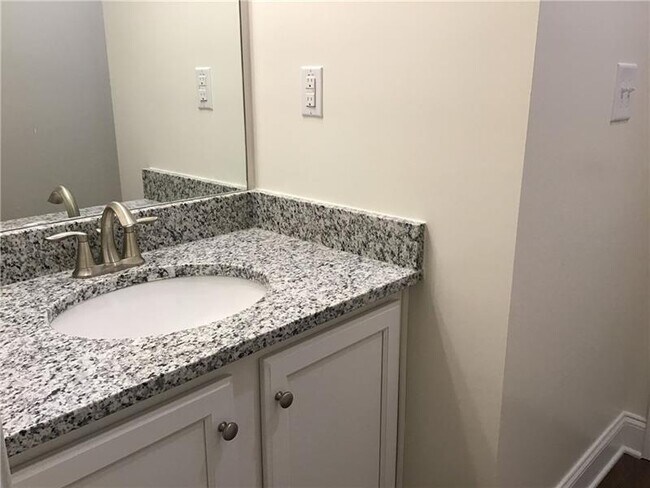 Building Photo - 174 Lindridge Dr NE