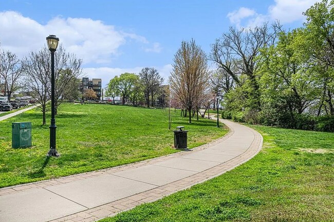 Building Photo - 524 W 10th St