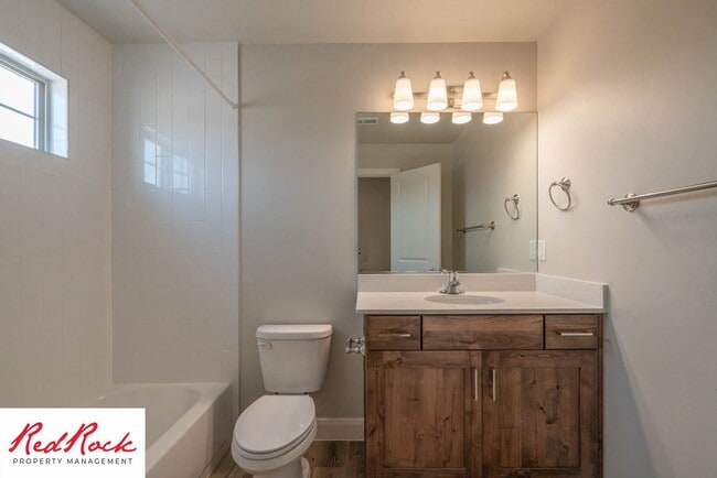 Building Photo - Newer Townhome in Hurricane Heights