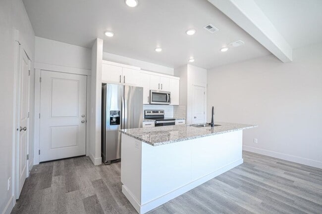 Building Photo - 3 bed, 2.5 bath Summerfield Townhome found in Rexburg! BRAND NEW PAINT THROUGHOUT!!!!