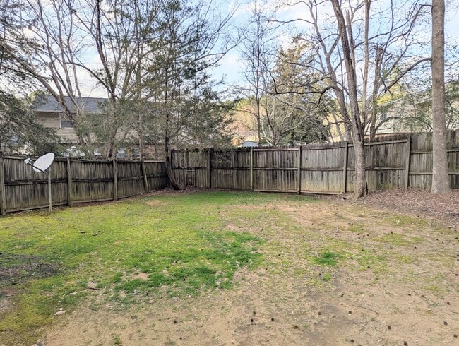 Building Photo - Fenced in Back Yard! Two Bedroom Two Bath ...