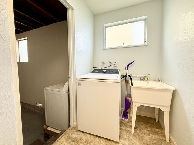Building Photo - Renovated Single-Family Home in Pacifica!