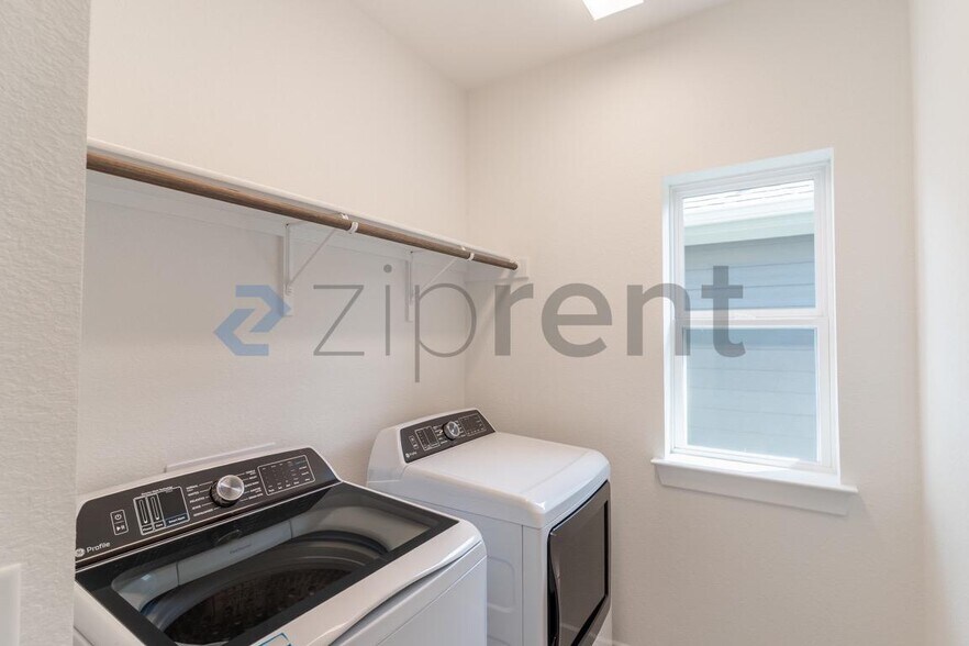 Building Photo - Unit B
