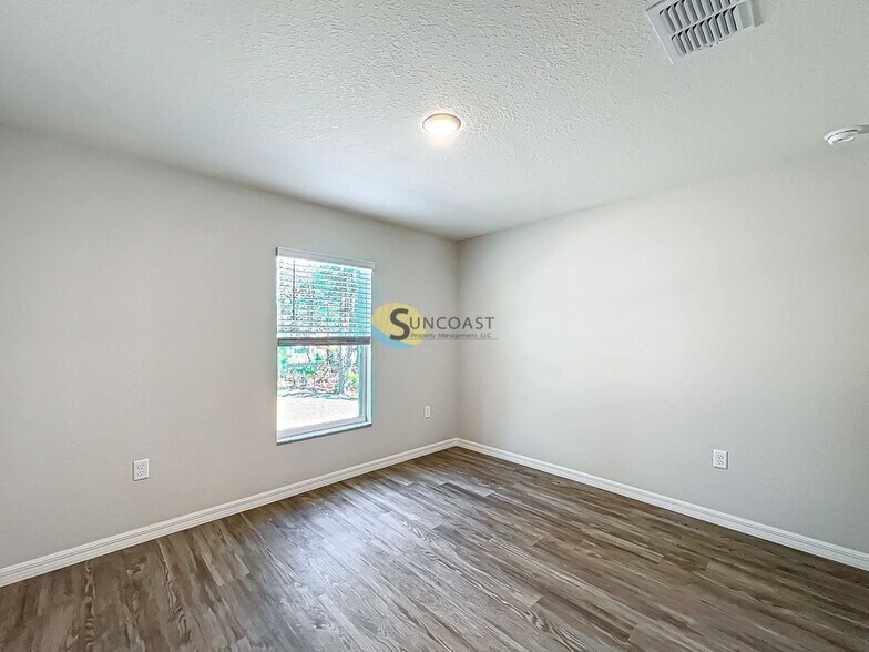 Building Photo - 6140 E Calico Ln