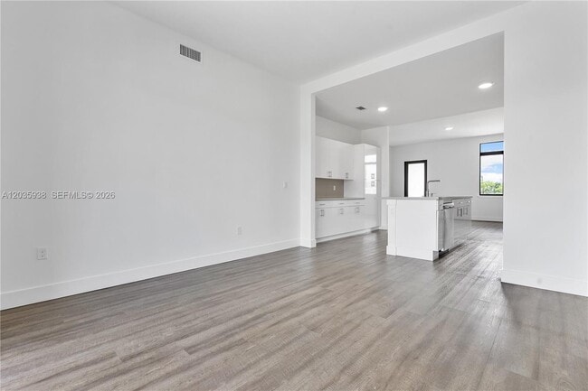 Building Photo - 440 E 16th St