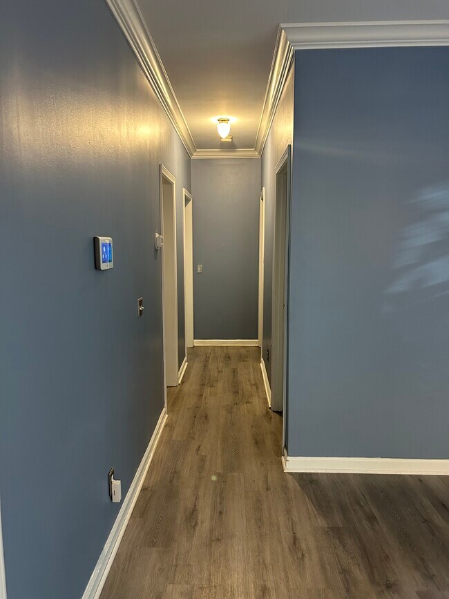 Building Photo - 170 Blue Ln