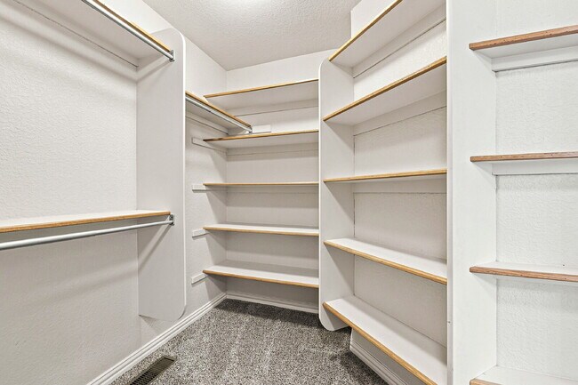 Building Photo - $3,040.95, 6 bed, 4 bath located in Colorado Springs