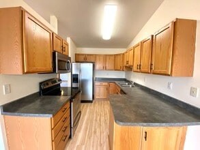Building Photo - 3 bed Twinhome!!
