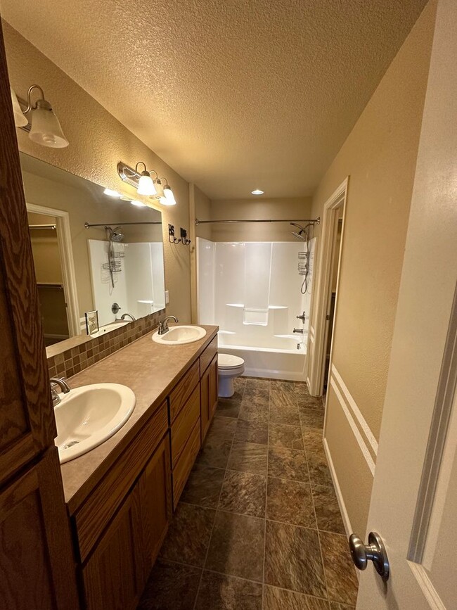 Building Photo - 4 BEDROOM, 3.5 BATHROOM, SINGLE FAMILY HOM...