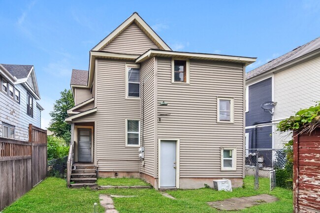 Building Photo - 718 24th Ave NE