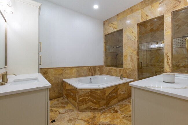 Building Photo - 4/3 Stunning Waterfront home in the heart of Clearwater Beach!