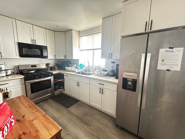 Building Photo - PRIVATE ROOM WITH PERSONAL BATHROOM & SHOWER