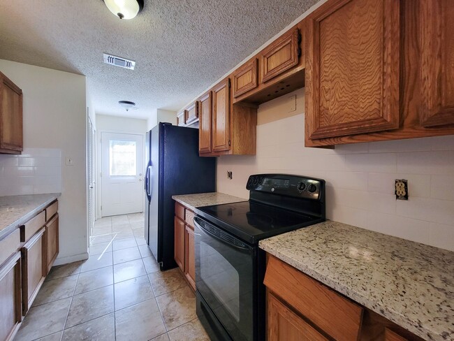 Building Photo - RECENTLY RENOVATED 3 BEDROOM 2 BATH LEASE ...