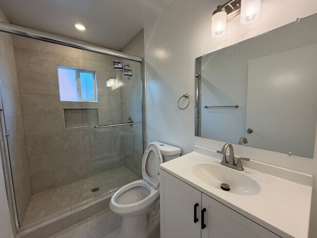 Building Photo - 6BD/3BA Close to Campus - Large Rooms! Great Yard!