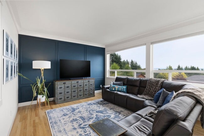 Building Photo - Renovated VIEW Kingston Home Near Ferry fo...