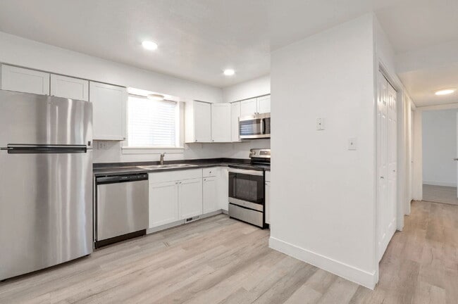 Building Photo - FREE MONTH! North Salt Lake 2 BD 1 BA  - $500.00 Security Deposit OAC -Brookside Lofts Unit 15