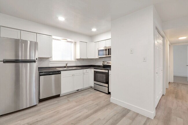 Building Photo - North Salt Lake 2 BD 1 BA - $500 Amazon Gift Card!! - $500.00 Security Deposit OAC -Brookside Lof...