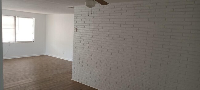 Building Photo - 131 E Camphor St