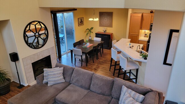 Building Photo - 8990 Courtyard View Dr