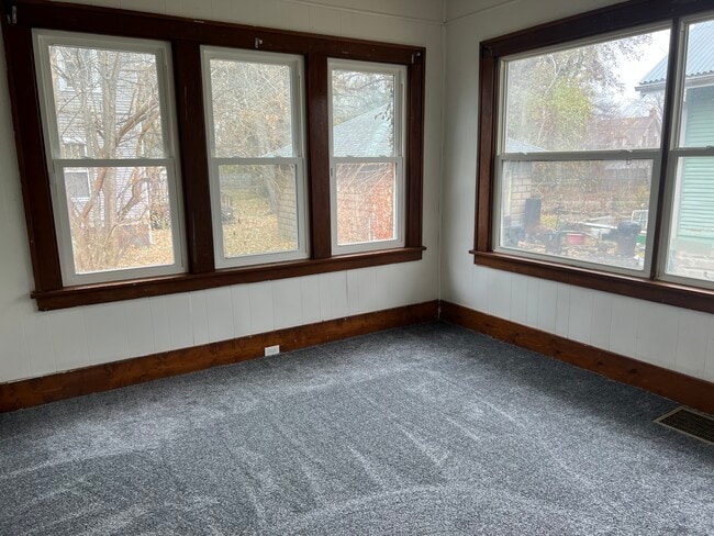 Building Photo - 1023 W Columbia Ter