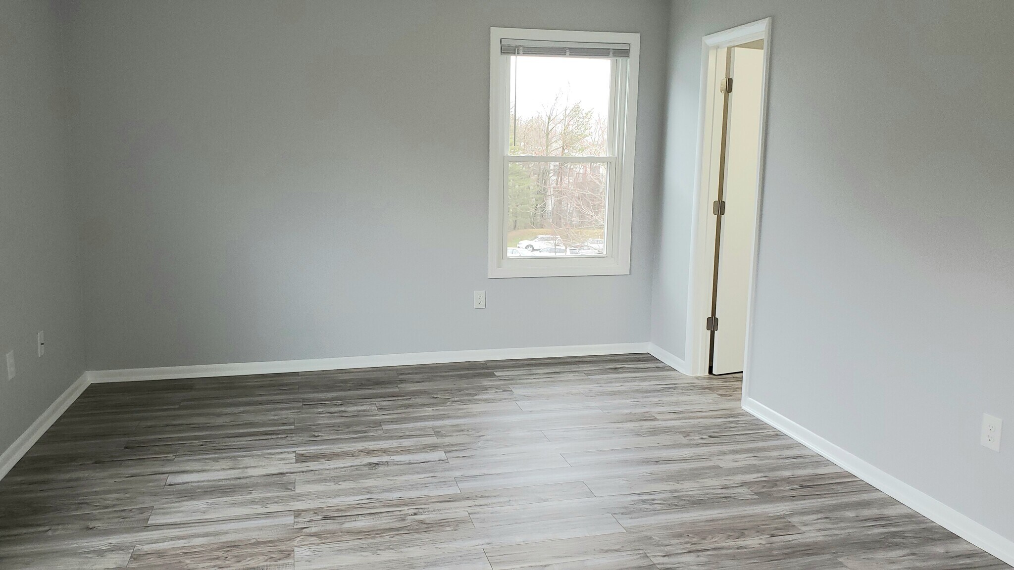 Master bedroom leading to bath - 20 Greystone Ct