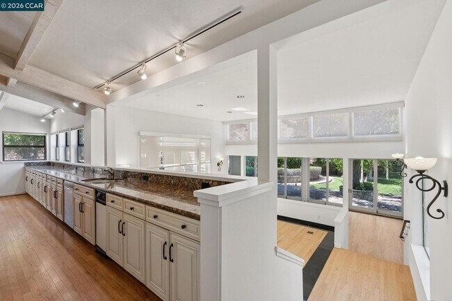 Building Photo - 660 La Casa Via